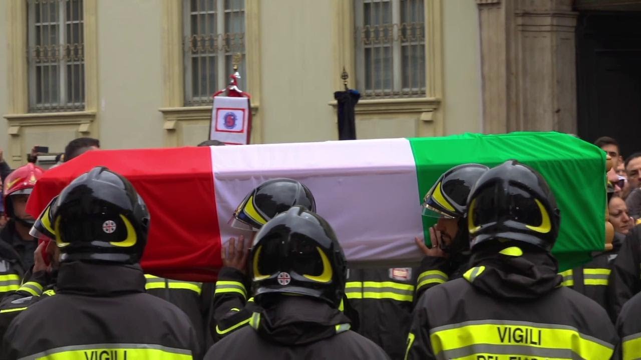 Alessandria, i funerali dei tre vigili del fuoco: un lungo applauso all'arrivo dei feretri
