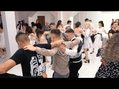 Cu Tineret Frumos La Balul De Absolvire