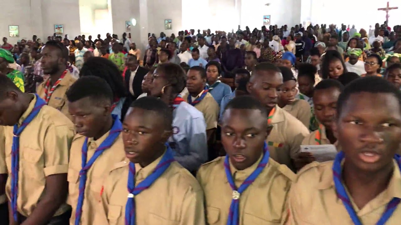 Mali SCOUTS Jubilé A25 : Chant du Sanctus Hosanna Dieu trois fois Saint Hosanna!
