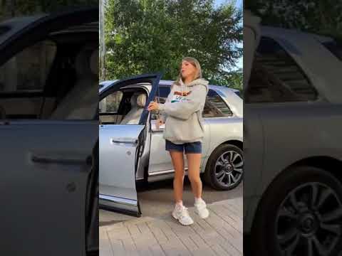 Блондинка за рулём Rolls-Royce! Ютуб канал Victoria Portfolio #shorts #VictoriaPortfolio
