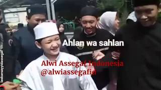 Alwi Assegaf tetap tersenyum saat pipinya di Cubit Ibu-ibu saat Dakwah di DEPOK.