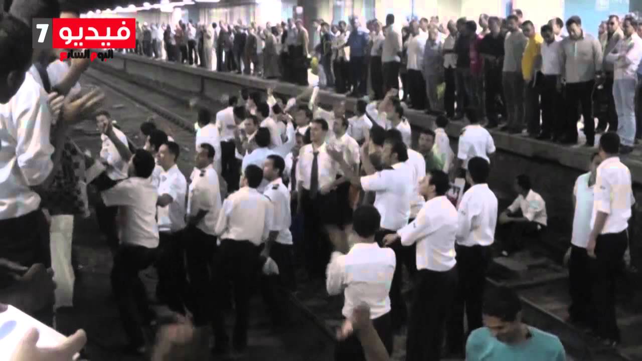 بالفيديو.. عشرات العاملين بمحطات المترو يقطعون خط قطار «الشهداء»