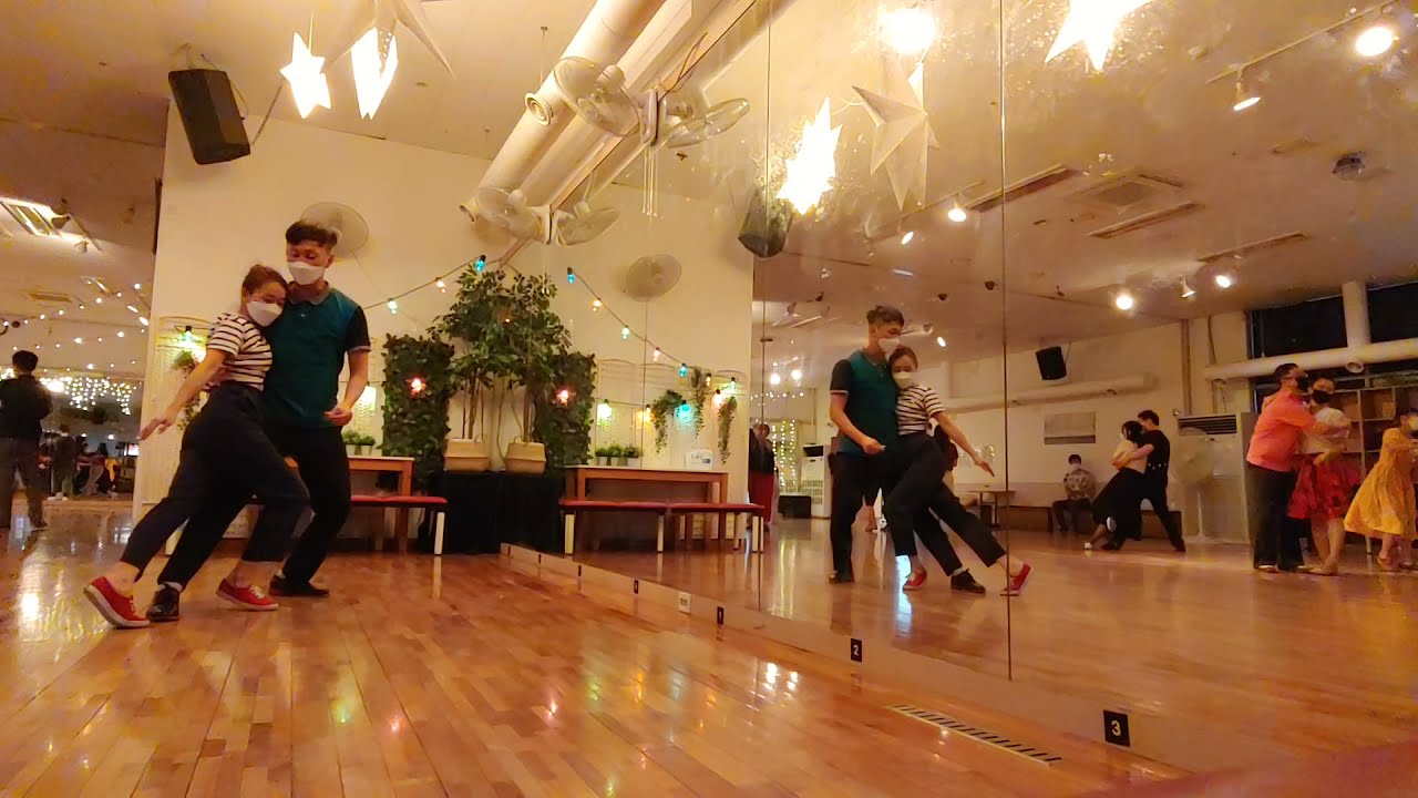Social Dancing - Nalla & Jessica @ Swing Time Bar Swing Dance LindyHop 스윙댄스 린디합