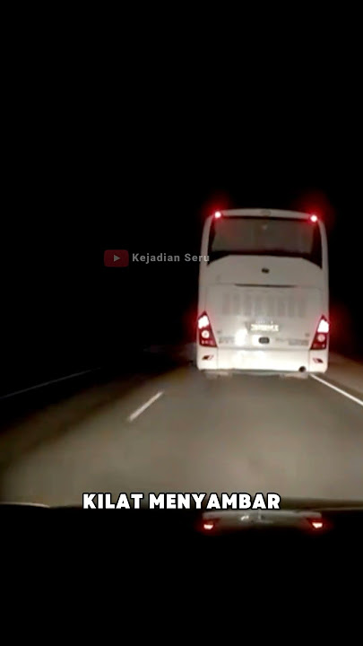 Supir bus menolong di jalan gelap