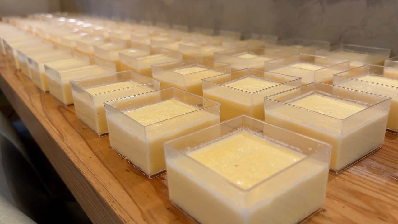 【東京・押上】目の前で炙る“正方形プリン”が美しすぎる…焦がしブリュレ×濃厚カラメルの究極スイーツ！