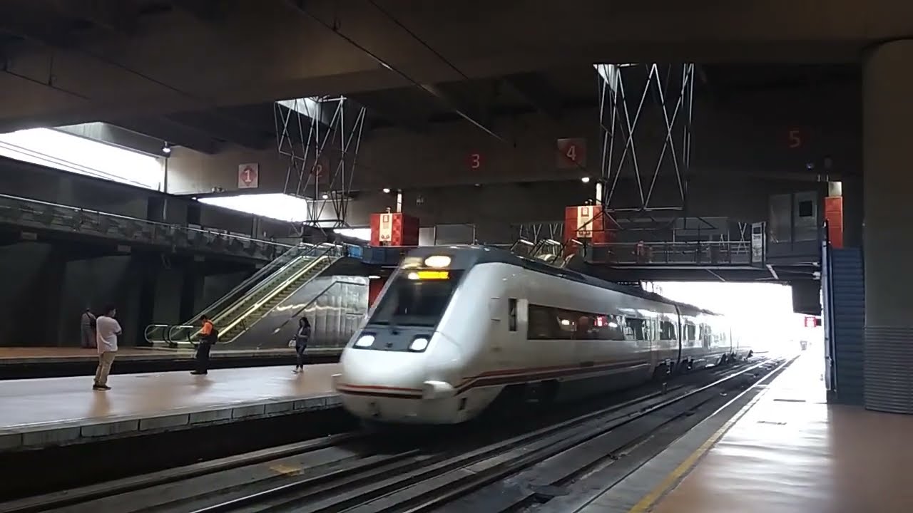 Tren Media Distancia 599 destino Atocha Cercanías procedente de Cáceres entrando en Atocha Cercanías