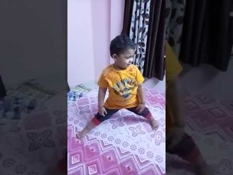 attempt to do split legs by 2 years old kid