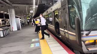 軽やかなジョイント音。２２３系2000番台W27編成快速米原行き新大阪駅到着発車。
