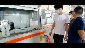 Automatic feeding cross cut off saw