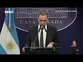 El Gobierno analiza apelar el fallo que ordenó cesar los recortes de fondo a Chubut, dijo Adorni