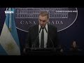 El Gobierno analiza apelar el fallo que ordenó cesar los recortes de fondo a Chubut, dijo Adorni