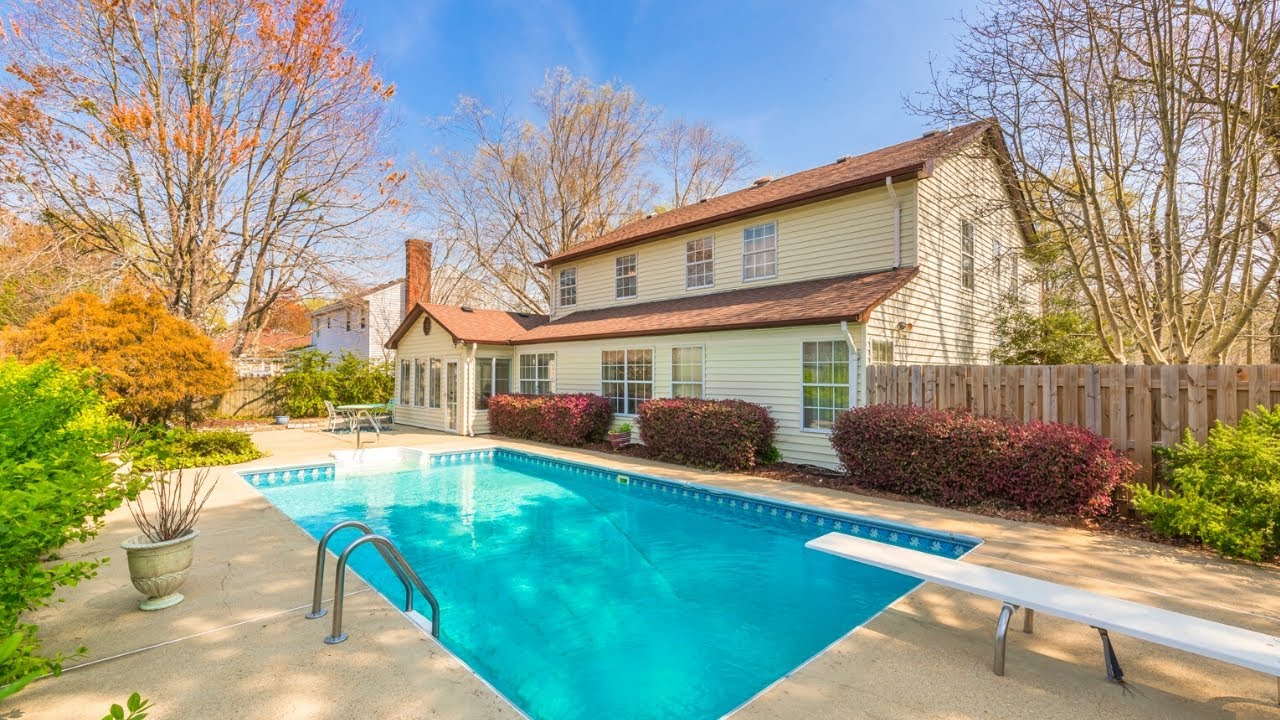 Beautifully Maintained Home In The Sought After Great Neck Meadows