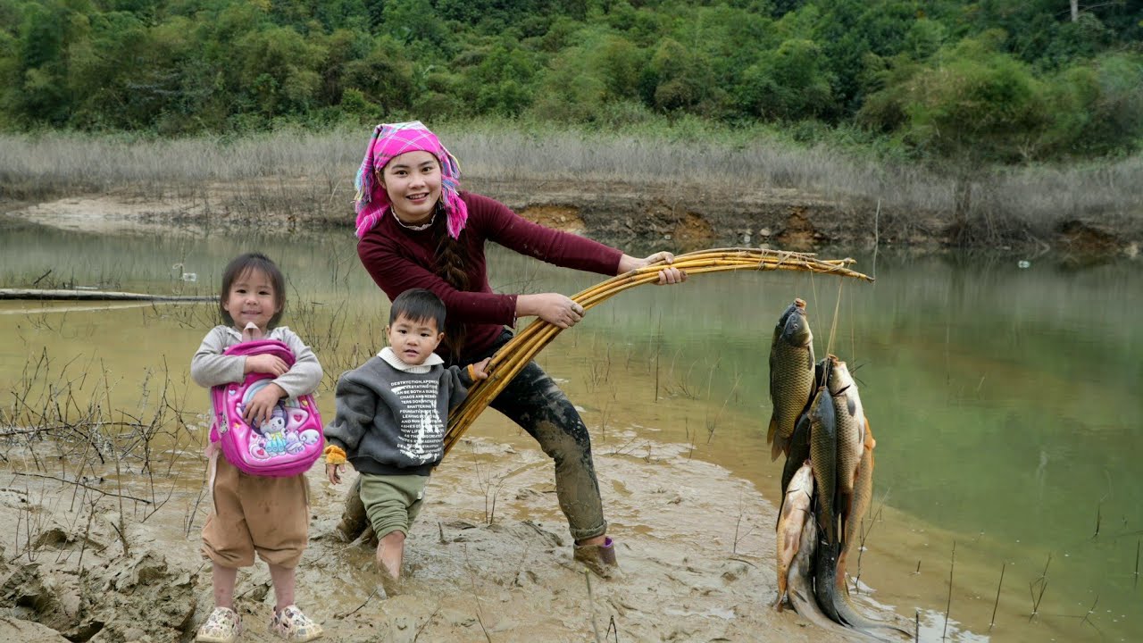 How to catch and trap fish in the river with my little son to sell - boiling chicken for the baby