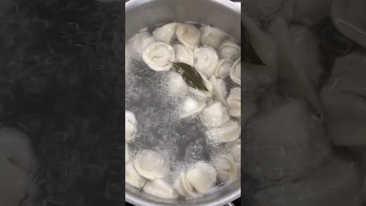 Gefrorene Knödel (Pelmeni,Teigtaschen) zubereiten.  