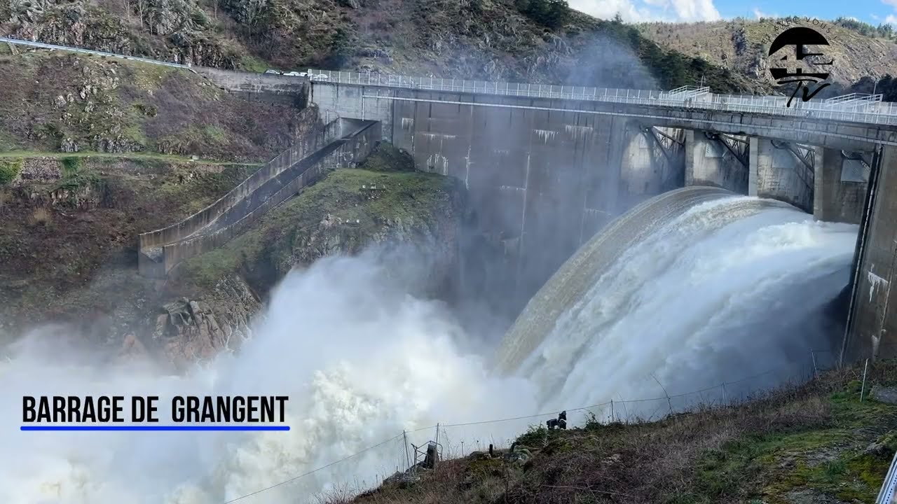 ⁣La Loire qui déborde et les vannes ouvertes au barrage de Grangent