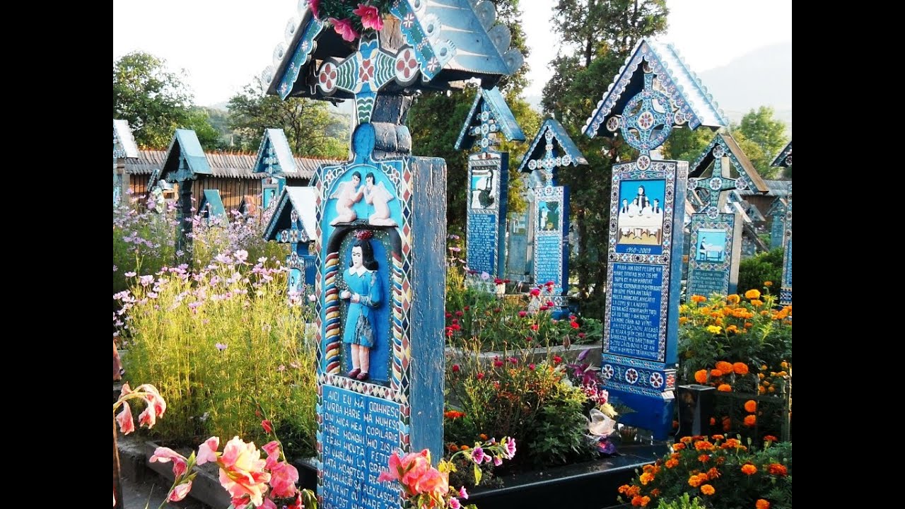 Slujbă la biserica din CIMITIRUL VESEL (Săpânța, Maramureș, România)