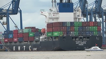 Tàu lai dắt khủng thể hiện sức mạnh khi đẩy tàu lớn và nước chảy mạnh