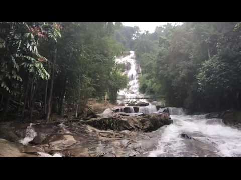 Video: Pemandangan pegunungan Krimea: Air terjun perak