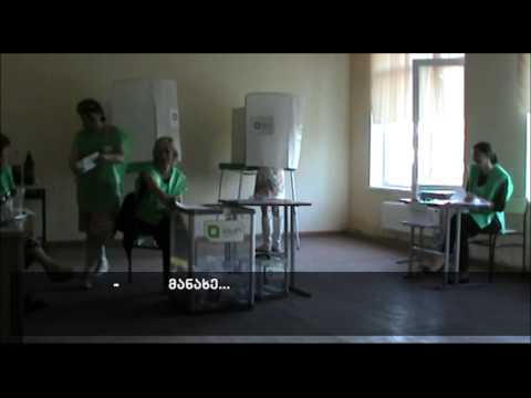 ენმ: დავით ნარმანიას დედა ამომრჩეველს შემოხაზული ბიულეტინის ჩვენებას სთხოვდა