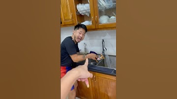 Bác chồng khờ khờ mang chân gà ra rửa à #shortvideo