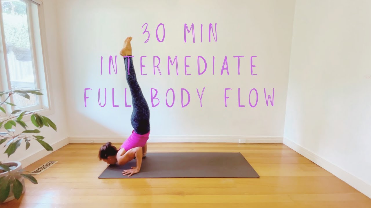 30-минутная йога-тренировка для всего тела | Балансы на руках, перевернутые позы и упражнения на ...