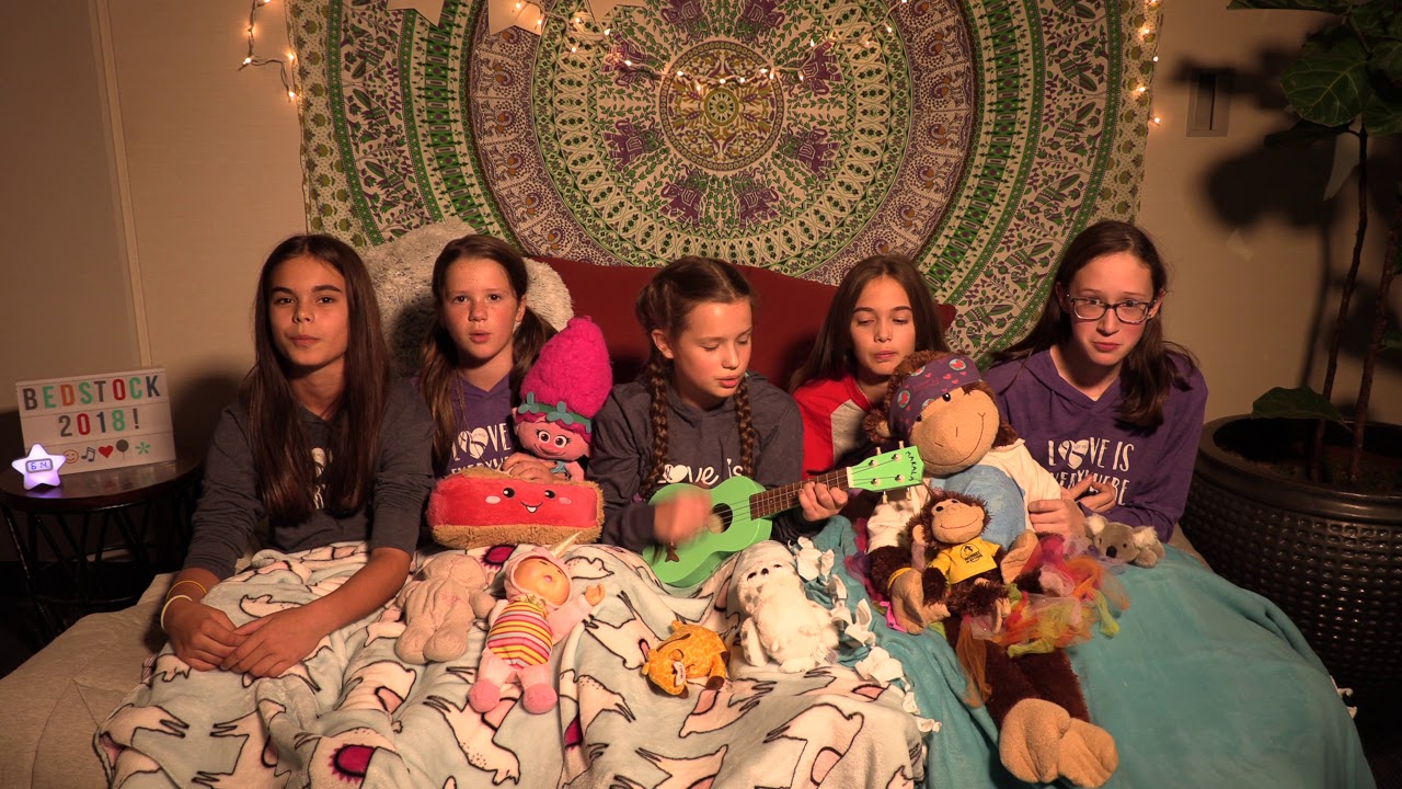 Holly's friends perform "Count On Me" (Bruno Mars) in bed | 