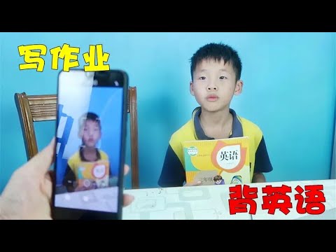 9岁小男孩还怕蜘蛛，吓到不敢去洗澡，妈妈拿个拖把帮忙【希乐同学】