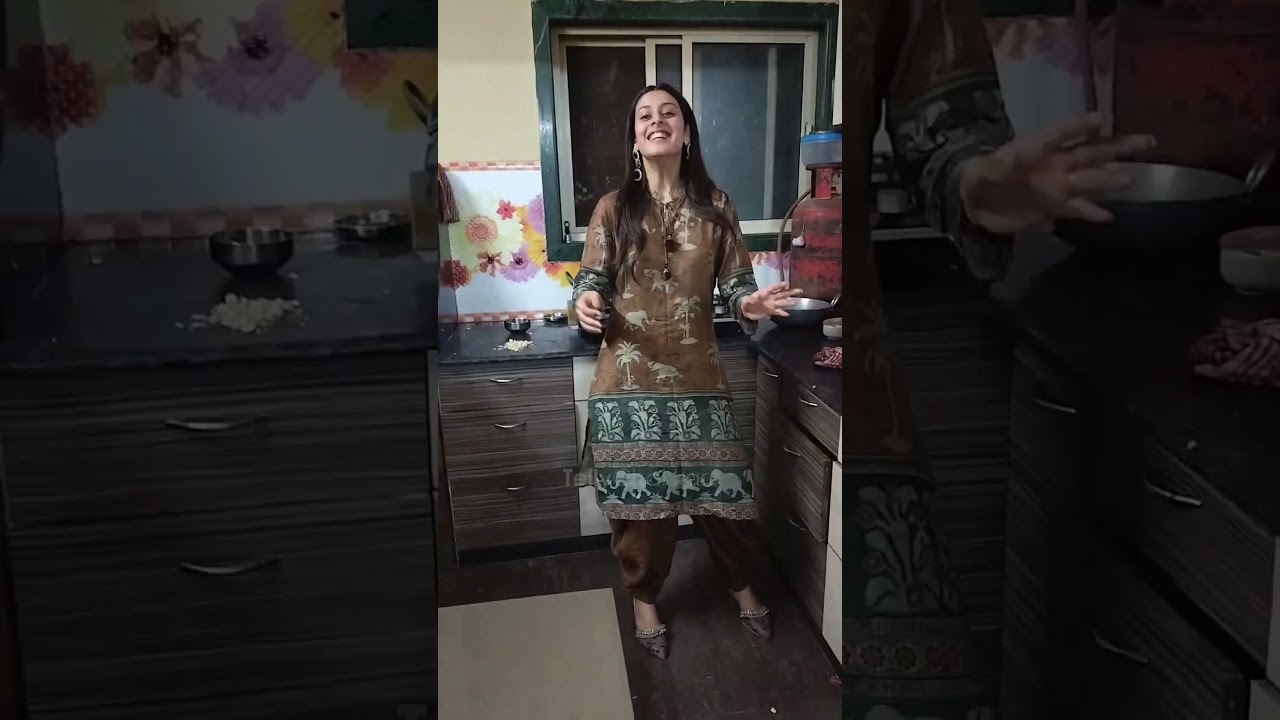 Isha Malviya Ghar Main Apne Hato Se Mana Rahi Hai Khana , Video Hua Viral