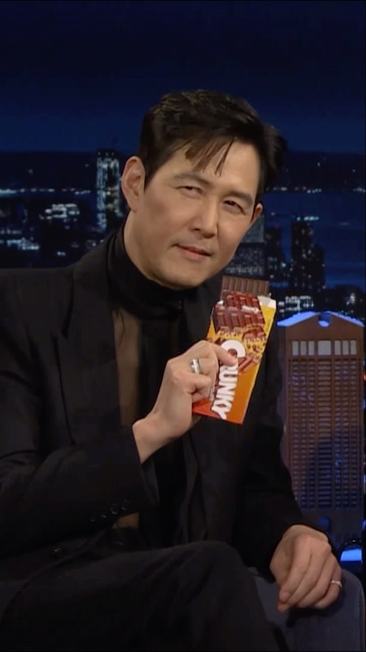 #JimmyFallon shares a photo from #LeeJungjae’s early modeling days w/ a Crunky bar! #FallonTonight