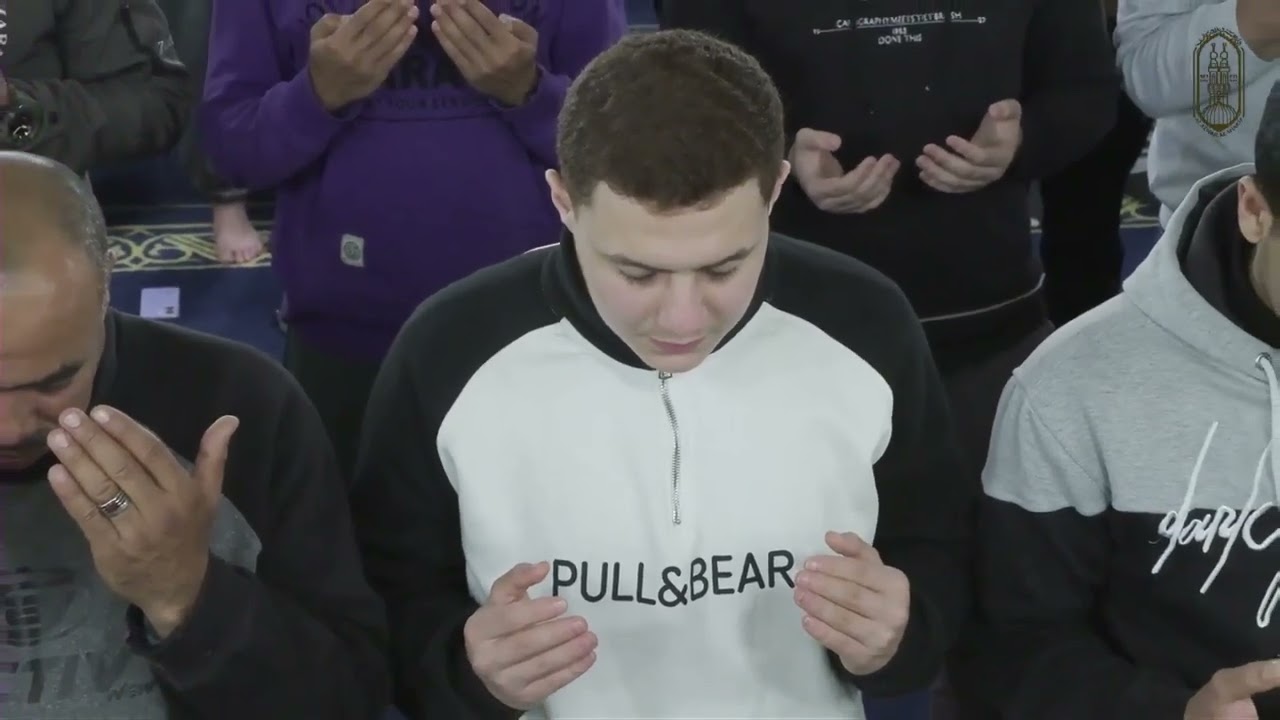 لقطات خاشعة من دعاء القنوت في الليلة الثالثة عشرة من شهر رمضان الفضيل.