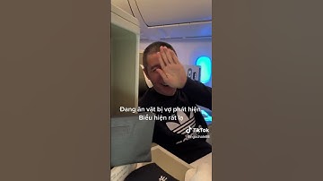 NSND Công Lý cười tít mắt khi bị vợ phát hiện đang ăn vặt trên máy bay