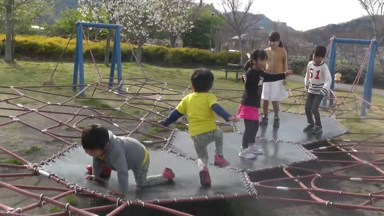双子の孫・・広場で遊ぶ。。トランポリン