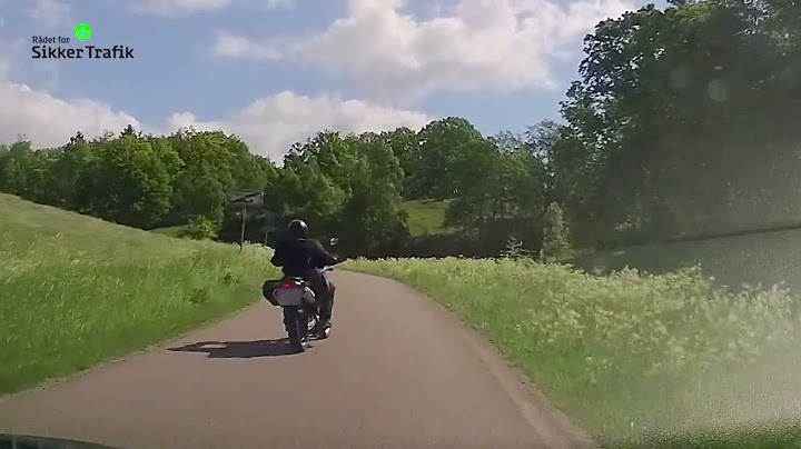 Motorcyklist vælter i overhaling