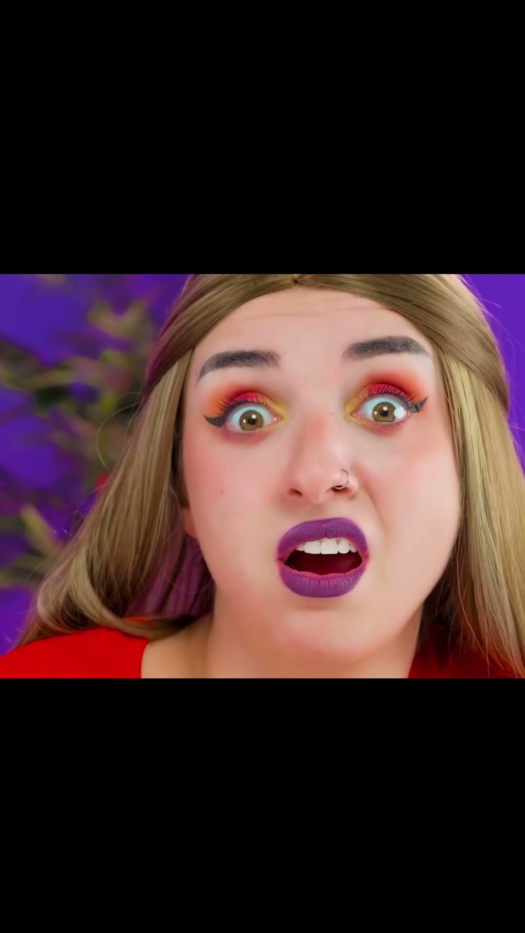 Mädchen in Grün isst Soße. - YouTube