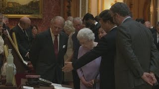 Queen takes Chinese President on tour of Buckingham Palace