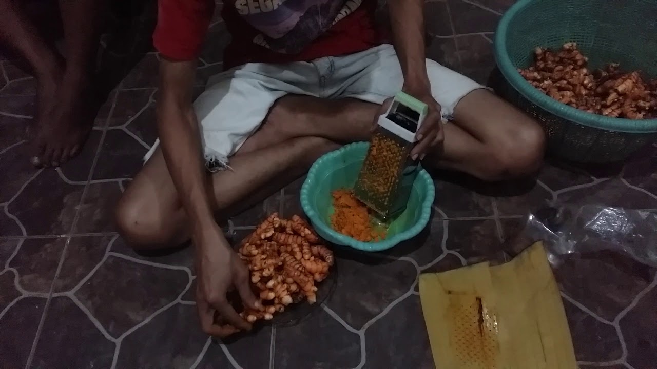 Parut kunyit untuk bikin jamu 