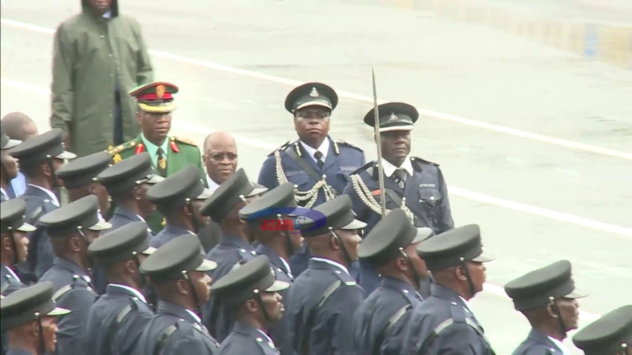 Rais Magufuli ajitosa kwenye mvua kukagua gwaride la Polisi