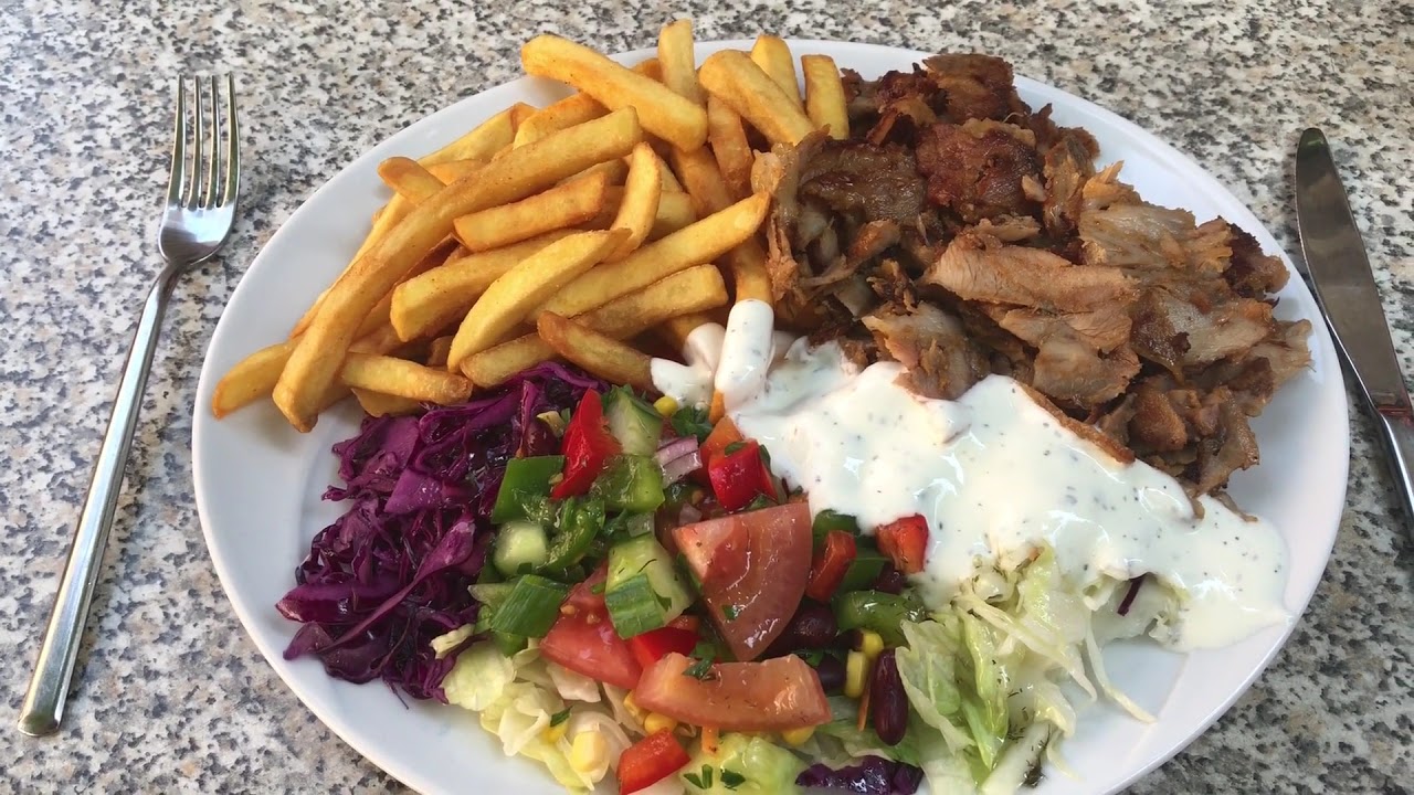 Döner Dönerteller Kebap Pommes Salat Soße Mittagessen mit Fliege - YouTube