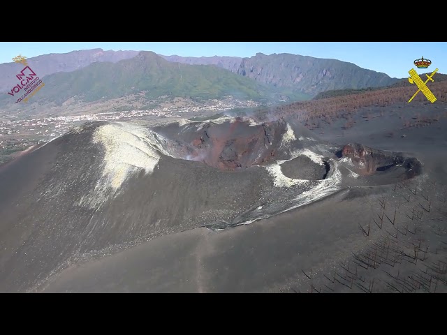 Imágenes del volcán tomadas durante un vuelo científico desde el helicóptero de la Guardia civil