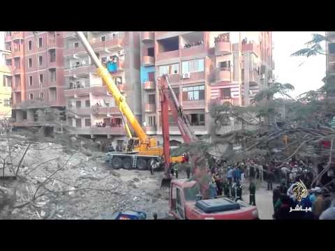 شاهد عمليات رفع انقاض العقار المنكوب بمنيا القمح