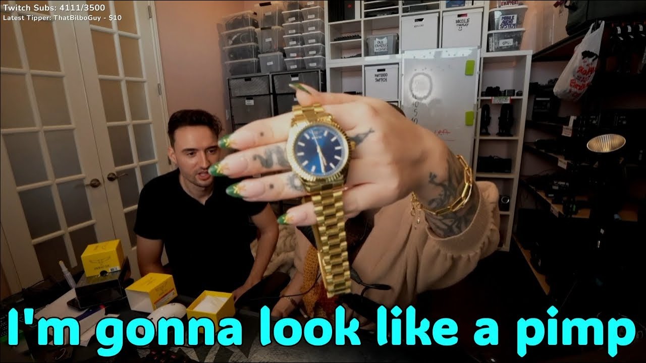 Артер открывает подаренные часы, похожие на Rolex.