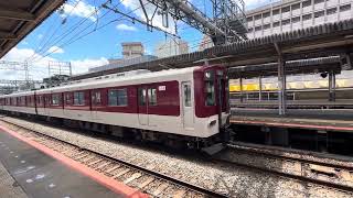 近鉄京都線22000系京都行き特急と近鉄京都線5800系新田部行き各駅停車　　近鉄大和西大寺秋到着！