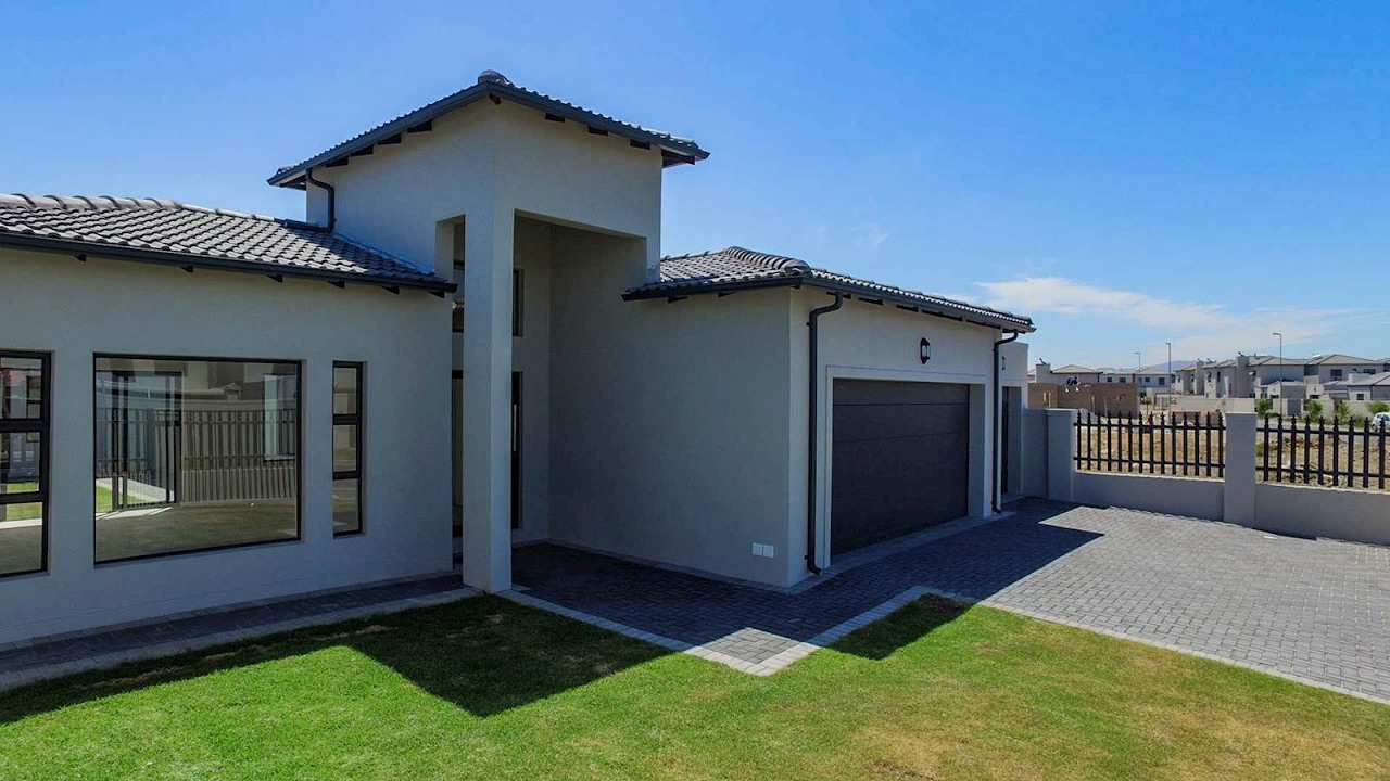 4 Bedroom House for sale in Western Cape Cape Town Tableview And