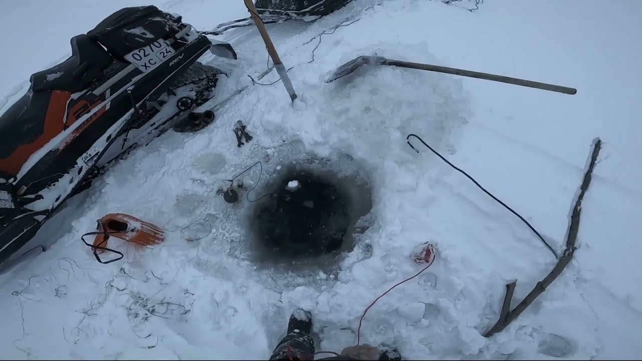 (24)Зимняя рыбалка на Севере. Улов налима и установка нового перемёта на Енисее.