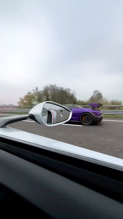 McLaren Senna overtakes Ford GT at over 310 kmh