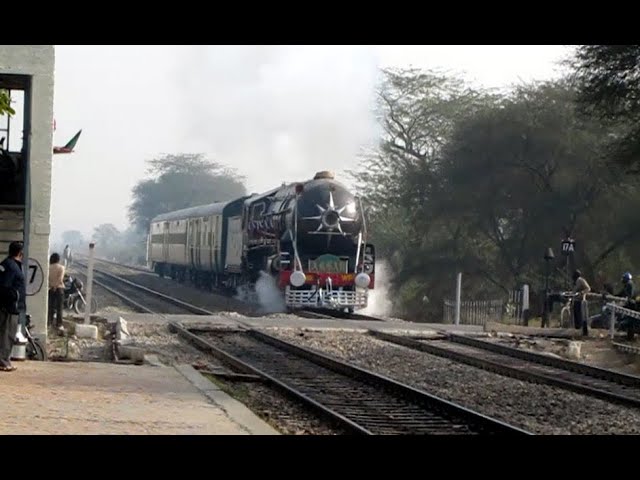 Broad gauge Steam Locomotive WP-7161 "Akbar" hauls a Heritage Special