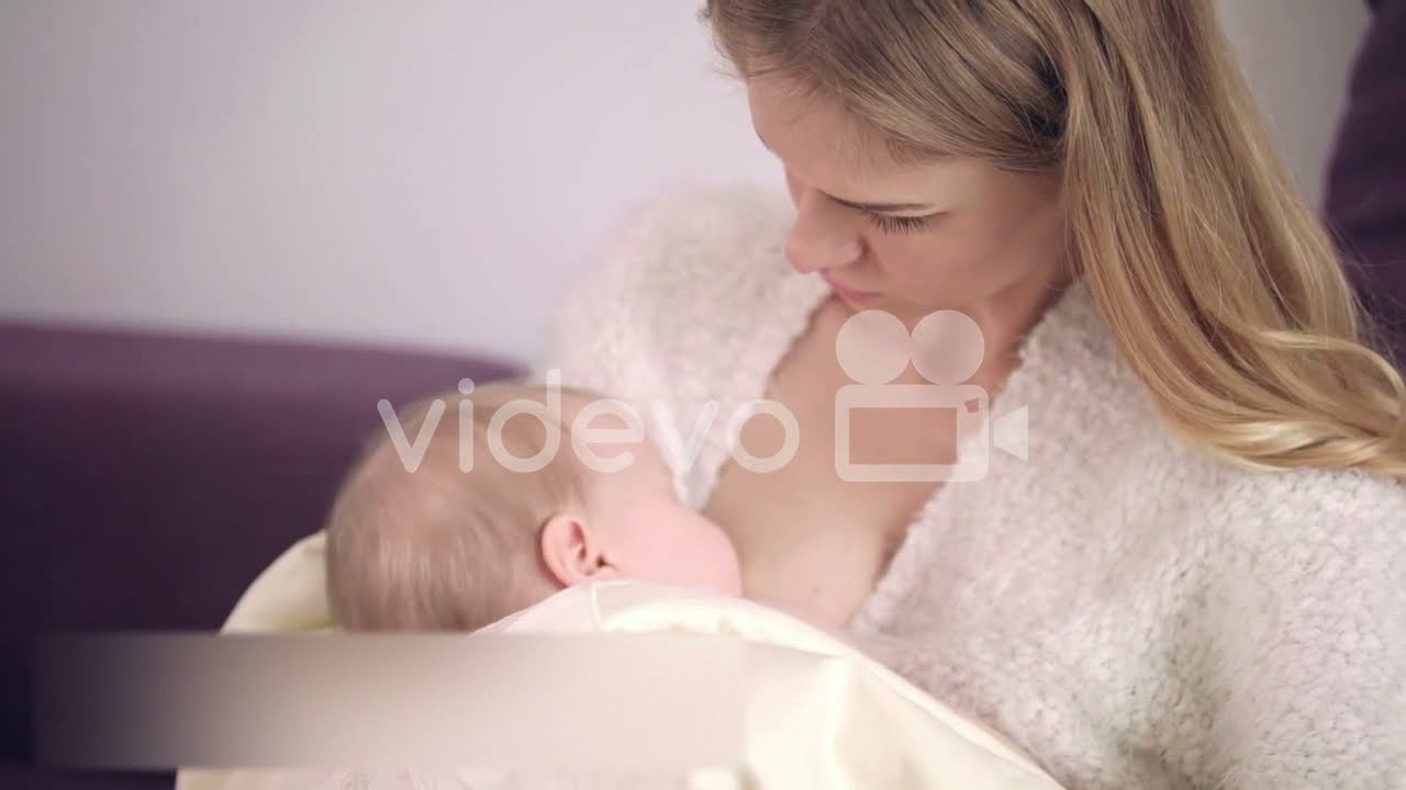 Кормёжка ребенка. Feeding video. Feeding video. Мать кормит первый прикорм. Грудное вскармливание вилсон бэби.