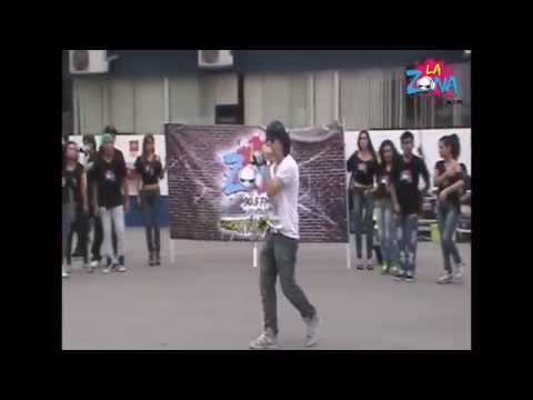 FLASHMOB DE 'LA ZONA' EN LA UNIVERSIDAD CESAR VALL...