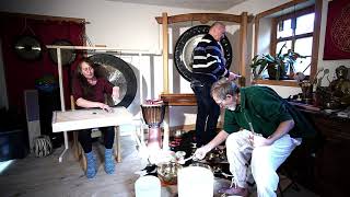 Monochords tuned to 424 Hz, accompanied by the gong and singing bowls.