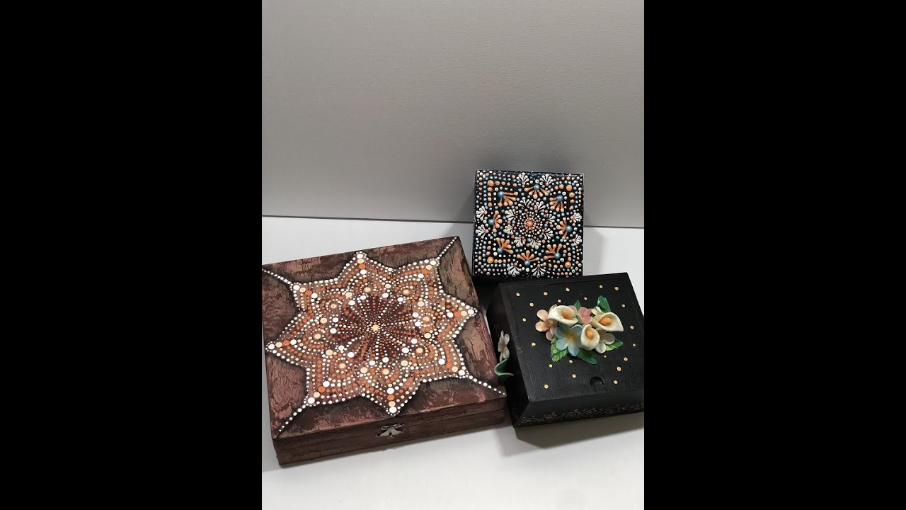 Cajita de madera decorada con técnica de puntillismo.